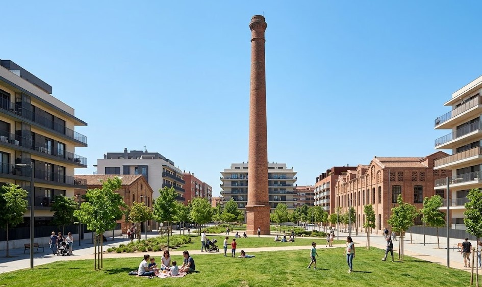 Vistas de la antigua chimenea industrial, parques y la zona residencial de Can Bertrand en Sant Feliu de Llobregat